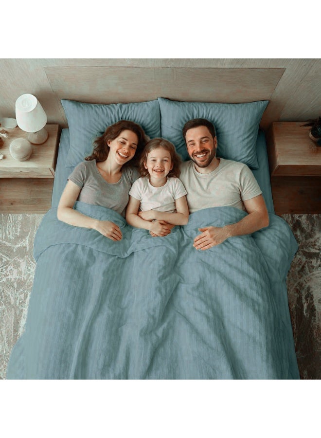 طقم لحاف فاخر مخطط - 6 قطع، لون أزرق فاتح | مقاس كوين 210×230 سم | فائق النعومة، مقاوم للتجاعيد، صنع في دبي | يشمل غطاء لحاف، شرشف مطاطي، و4 أغطية وسائد - Image 4